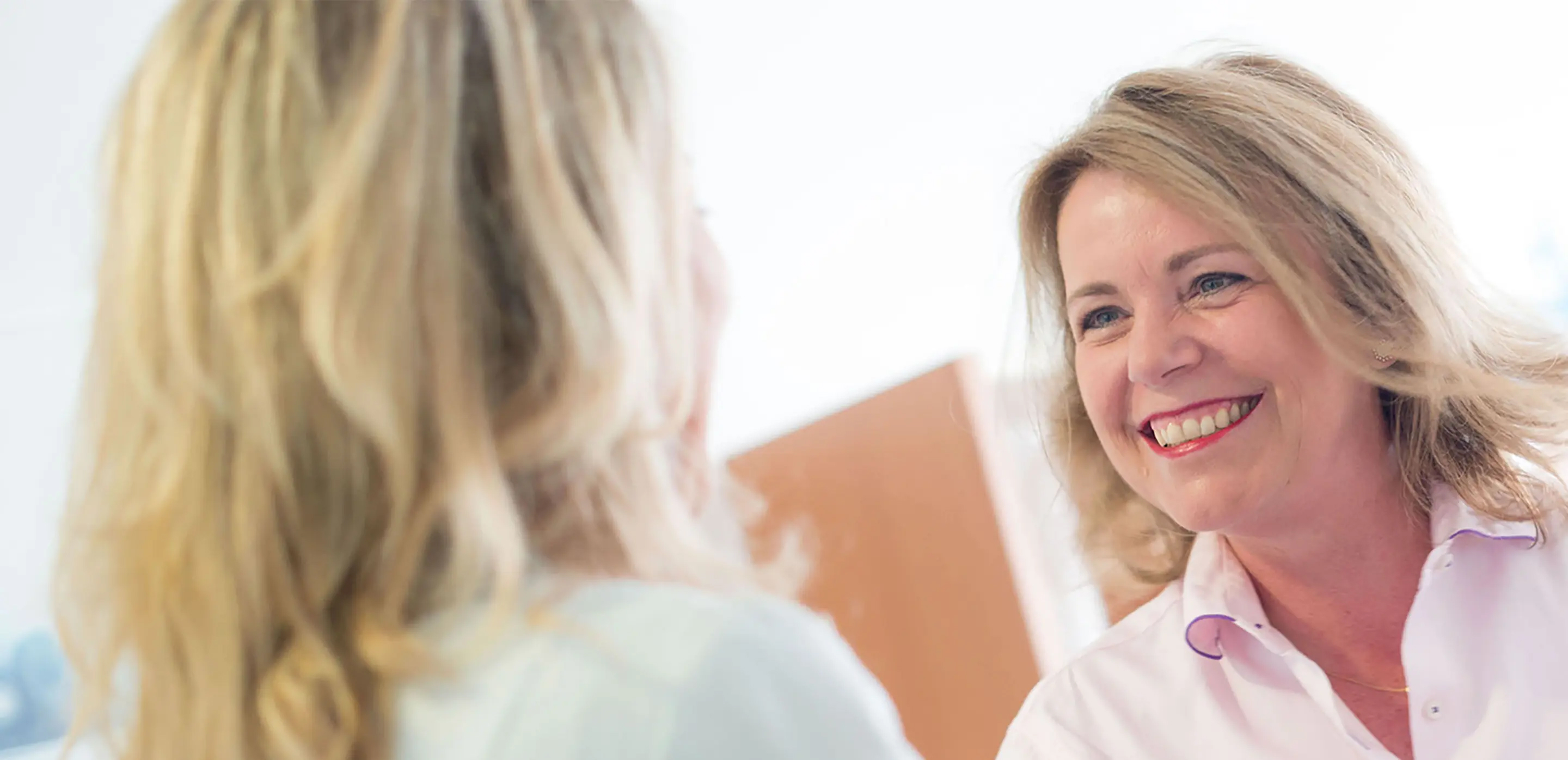 Die Geschäftsführerin von fhb, Esther Gönnawein, in der Kundenberatung